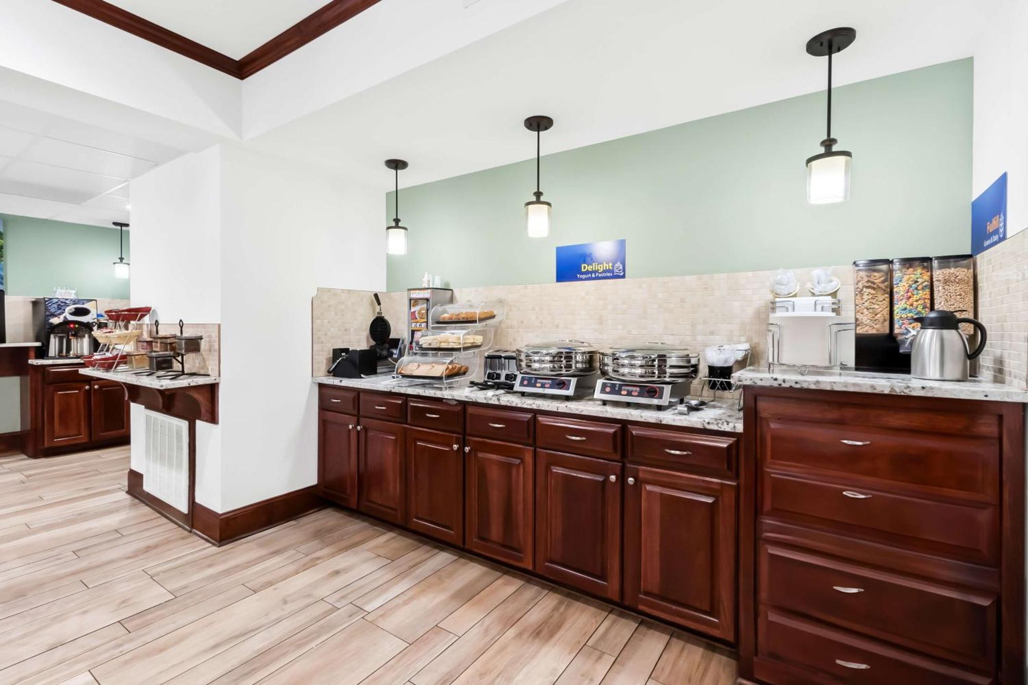 Best Western Patriots Point Mount Pleasant Bagian luar foto